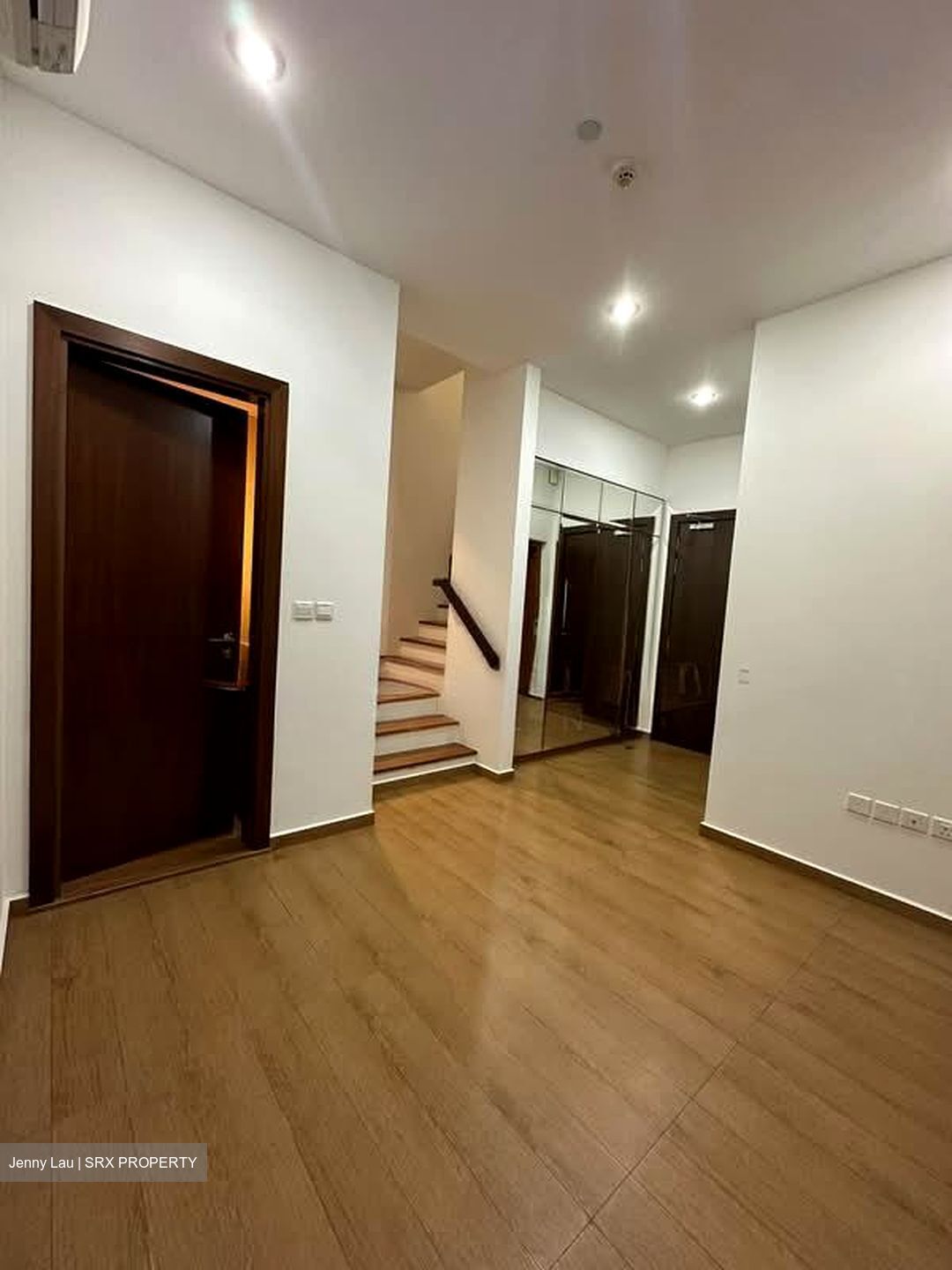 Holland Link (D10), Terrace #577696111